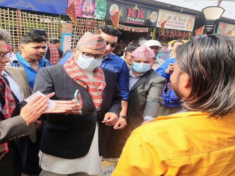 विराटनगरको तरकारी तथा फलफूल बजारमा एनएमबी बैंकको क्यूआर कोड सेवा